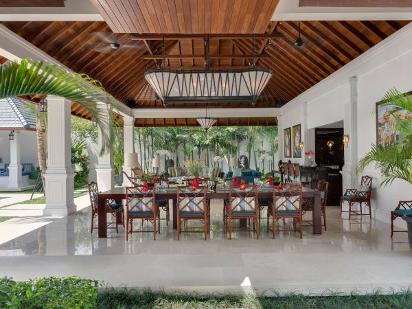 Villa Windu Asri - Dining table in the grand living pavilion